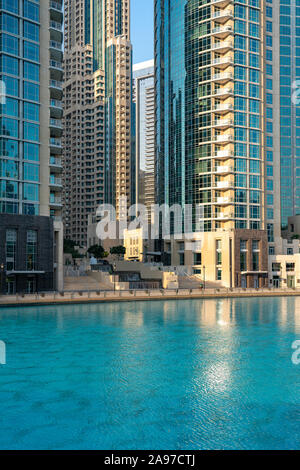 Schöne tourquies Wasser entlang der Burj Park Promenade in der Innenstadt von Dubai, Vereinigte Arabische Emirate. Stockfoto