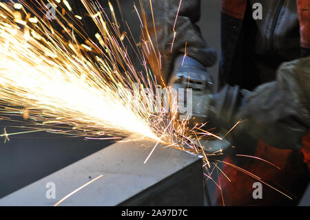 Funken, die bei der Arbeit des Winkelschleifers. Bild unscharf, verschwommen. Industrie Stockfoto