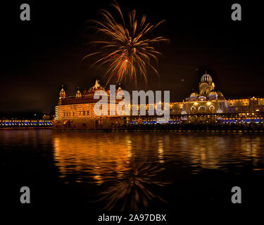 Feuerwerk über einem schönen Tempel mit einem ruhigen Wasserkörper rund um auf dem Festival von Diwali in der Nacht in Indien Stockfoto
