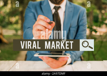 Handschrift text Virale Markt. Konzeptionelle Foto Informationen zu einem Produkt Spreads zwischen zeigt Geschäftsmann zeigte mit Stift in Leere sp Stockfoto