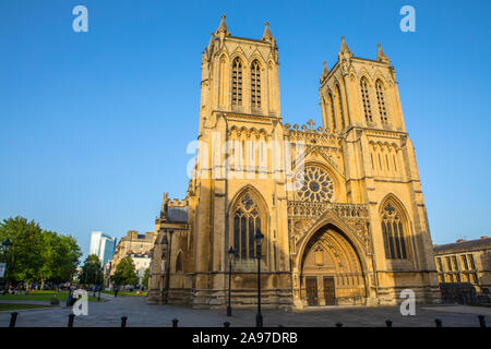 Bristol, Großbritannien, 28. Juni 2019: Ein Blick auf die prächtige Kathedrale von Bristol in der Stadt Bristol, England. Stockfoto