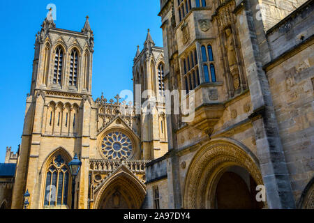 Bristol, Großbritannien, 29. Juni 2019: Ein Blick auf die prächtige Kathedrale von Bristol und große Torhaus in der Stadt Bristol, England. Stockfoto