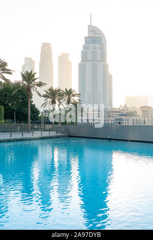 Sonnenaufgang über dem Brunnen in der Innenstadt von Dubai in der Nähe der Dubai Mall. Stockfoto
