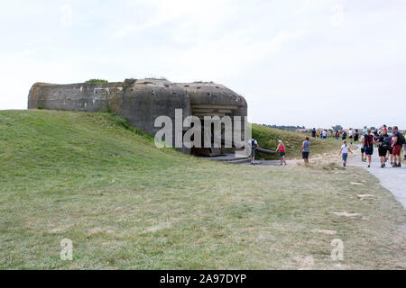 Longues-sur-Mer, Frankreich - 14 August 2018: Weltkrieg Verteidigung batterie Longues sur Mer; viele Touristen, Stockfoto