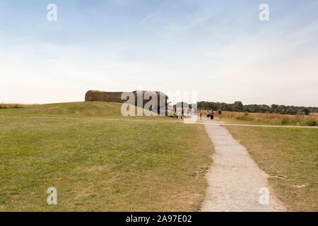 Longues-sur-Mer, Frankreich - 14 August 2018: Weltkrieg Verteidigung batterie Longues sur Mer; viele Touristen, Stockfoto
