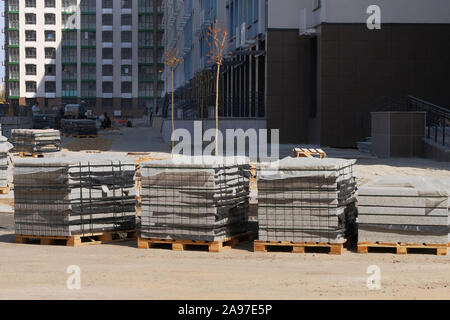 Baumaterialien. Baustoffe für den Bau der Wohnanlage. Haufen Steine an der Baustelle. Stockfoto