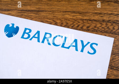 London, UK, 12. März 2019: Das Logo für die Barclays Bank abgebildet auf der Ecke eine Informationsbroschüre. Stockfoto