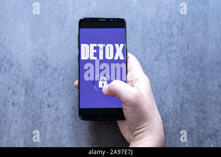 Digital detox Konzept weibliche Hand, die mit Text detox und das Sperrsymbol auf die Schaltfläche smartphone. Stockfoto