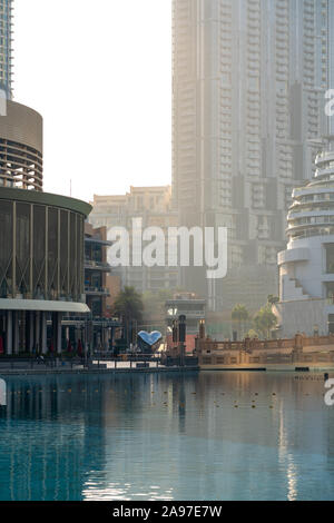 Sonnenaufgang über dem Dubai Brunnen in der Nähe der Dubai Mall. Stockfoto