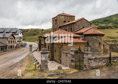 Arbas del Puerto, Spanien. Blick auf die Colegiata de Santa Maria (Kirche der Heiligen Maria), eine spätromanische Römisch-katholische Kirche Stockfoto