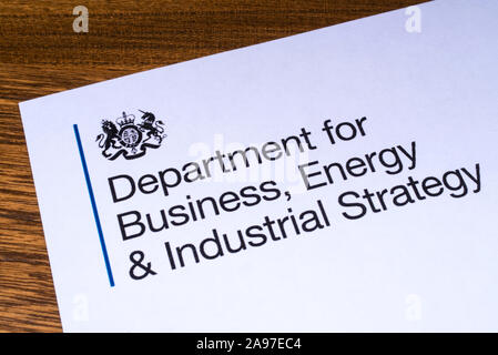 London, UK, 12. März 2019: Close-up des Logos für das Ministerium für Wirtschaft, Energie und industrielle Strategie, abgebildet auf einem Stück Papier oder Le Stockfoto