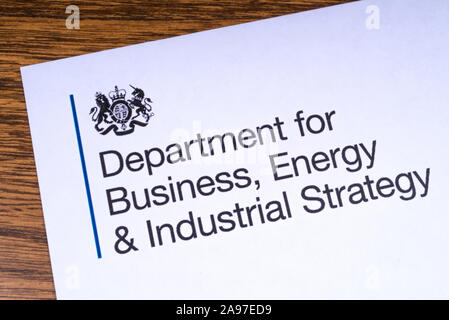 London, UK, 12. März 2019: Close-up des Logos für das Ministerium für Wirtschaft, Energie und industrielle Strategie, abgebildet auf einem Stück Papier oder Le Stockfoto
