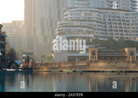 Sonnenaufgang über dem Dubai Brunnen in der Nähe der Dubai Mall. Stockfoto