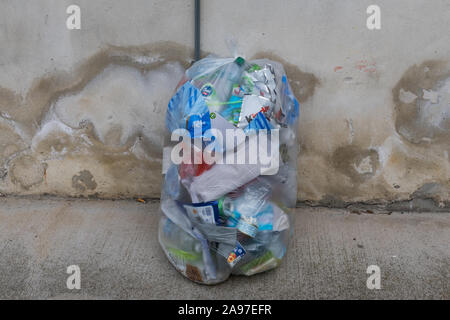 Plastikbeutel mit Hausmüll auf der Straße Stockfoto