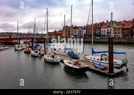 Sportboote in Whitby Stadtzentrum Hafen am Fluss Esk Stockfoto