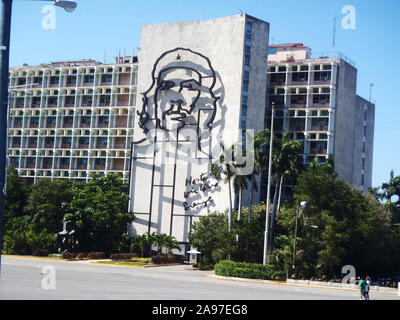 Havanna, Сuba - April 23, 2012: Ministerium des Innern, mit einem Bügeleisen Wandgemälde von Che Guevara Gesicht an der Plaza de la Revolution, Havanna, Kuba Stockfoto