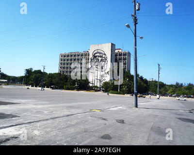 Havanna, Сuba - April 23, 2012: Ministerium des Innern, mit einem Bügeleisen Wandgemälde von Che Guevara Gesicht an der Plaza de la Revolution, Havanna, Kuba Stockfoto