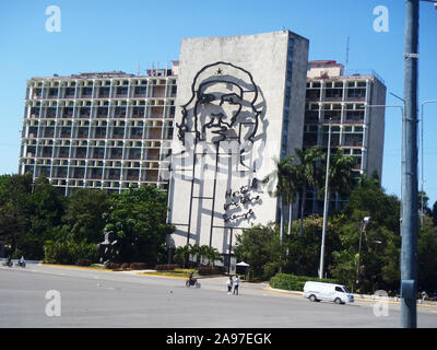 Havanna, Сuba - April 23, 2012: Ministerium des Innern, mit einem Bügeleisen Wandgemälde von Che Guevara Gesicht an der Plaza de la Revolution, Havanna, Kuba Stockfoto