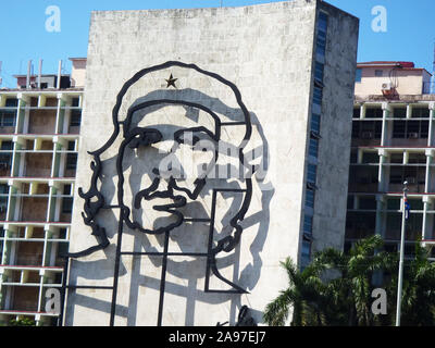 Havanna, Сuba - April 23, 2012: Ministerium des Innern, mit einem Bügeleisen Wandgemälde von Che Guevara Gesicht an der Plaza de la Revolution, Havanna, Kuba Stockfoto