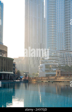 Sonnenaufgang über dem Dubai Brunnen in der Nähe der Dubai Mall. Stockfoto