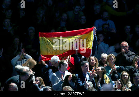 Fans auf den Tribünen Hold up Banner ihre Unterstützung für Rafael Nadal zeigt an Tag vier der Nitto ATP-Finale in der O2 Arena in London. Stockfoto