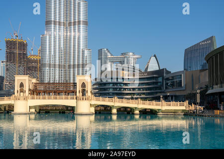 Wandern Brücke vor dem Einkaufszentrum Dubai Mall und Burji Dubai in Dubai, Vereinigte Arabische Emirate. Stockfoto