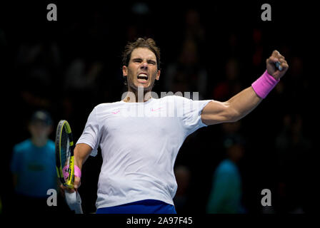 London, Großbritannien. 13 Nov, 2019. Rafa "Rafael" Nadal (Spanien) feiert seinen Gewinn über Daniil Medwedew (Russland) bei Tag 4 der Nitto ATP-Finale in London Tennis 2019 in der O2, London, England am 13. November 2019. Foto von Andy Rowland. Credit: PRiME Media Images/Alamy leben Nachrichten Stockfoto