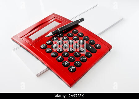 Finanzen Red Calculator und Stift Stockfoto