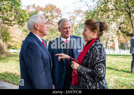 Us Vice President Mike Pence Chats mit ehemaliger Vizepräsident Dan Quayle, Mitte, und seine Frau, Marilyn Quayle, rechts, bei seiner Ankunft für Veteranen Tag Beobachtungen an den nationalen Friedhof von Arlington, 11. November 2019 in Arlington, Virginia. Stockfoto