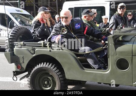 Ehemalige Apollo 11 Astronaut Buzz Aldrin treibt ein Willys Jeep während der New York City Veterans Day Parade am 11. November 2019 in New York City, New York. Stockfoto