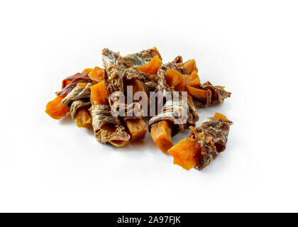 Hund behandelt, Süßkartoffel und getrocknetes Fleisch Wendungen auf weißem Hintergrund. Natürliche Zutaten ohne Zusatzstoffe und Getreide kostenlos behandelt für Haustiere. Stockfoto