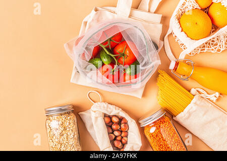 Produkte in Säcke aus Textilgewebe, Glaswaren. Umweltfreundliche Einkauf und Lagerung von Lebensmitteln, null Abfall Konzept. Stockfoto