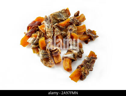 Hund behandelt, Süßkartoffel und getrocknetes Fleisch Wendungen auf weißem Hintergrund. Natürliche Zutaten ohne Zusatzstoffe und Getreide kostenlos behandelt für Haustiere. Stockfoto