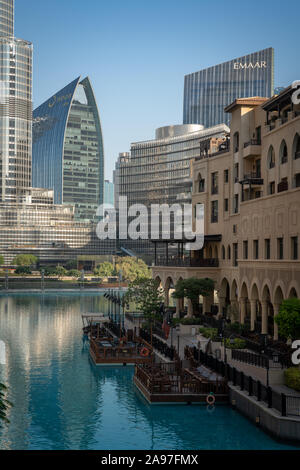 Ansicht der Burji Khalifa Brunnen, Restaurants und Souk in der Nähe von Dubai Mall in Dubai, Vereinigte Arabische Emirate. Stockfoto