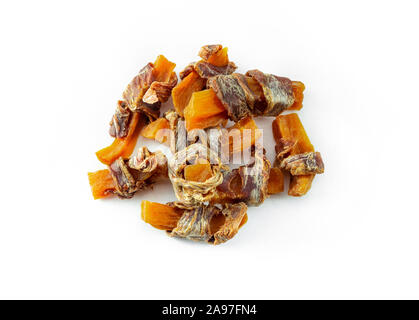 Hund behandelt, Süßkartoffel und getrocknetes Fleisch Wendungen auf weißem Hintergrund. Natürliche Zutaten ohne Zusatzstoffe und Getreide kostenlos behandelt für Haustiere. Stockfoto