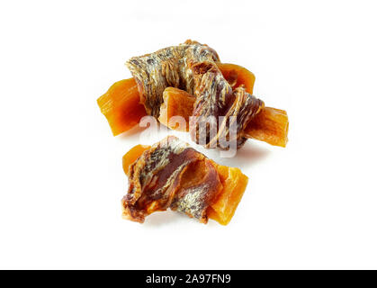 Hund behandelt, Süßkartoffel und getrocknetes Fleisch Wendungen auf weißem Hintergrund. Natürliche Zutaten ohne Zusatzstoffe und Getreide kostenlos behandelt für Haustiere. Stockfoto