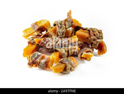 Hund behandelt, Süßkartoffel und getrocknetes Fleisch Wendungen auf weißem Hintergrund. Natürliche Zutaten ohne Zusatzstoffe und Getreide kostenlos behandelt für Haustiere. Stockfoto