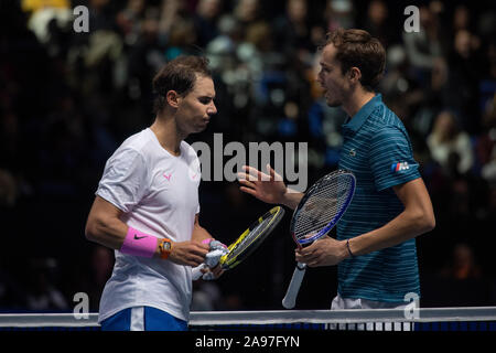 O2, London, UK. 13. November 2019. In einem spannenden Nitto ATP-Finale Nachmittag singles Match, Rafael Nadal (ESP) (1) kommt von hinten zu schlagen Daniil Medwedew (RUS) (4), 6-7, 6-3, 7-6. Credit: Malcolm Park/Alamy Leben Nachrichten. Stockfoto