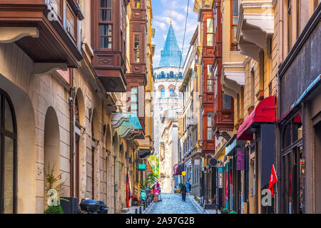 Galata Tower in Istanbul, Blick von der engen Straße Stockfoto