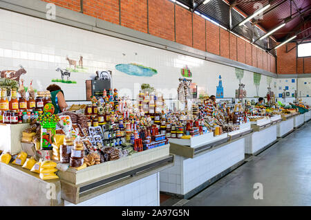 Lebensmittel zum Verkauf im Olhao Fisch- und Lebensmittelmarkt. Olhao Algarve, Portugal. Stockfoto