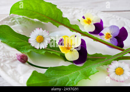 Frischer Salat mit verschiedenen essbaren Blumen Stockfoto