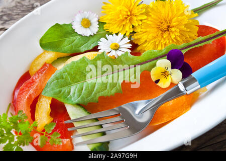 Frischer Salat mit verschiedenen essbaren Blumen Stockfoto