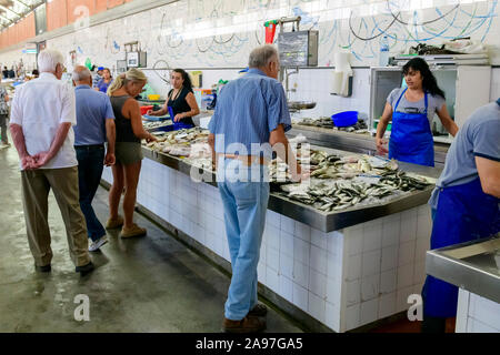 Die Tage Fisch fangen zum Verkauf in der Olhao Fisch-und Erzeugnis-Markt, Olhao Algarve, Portugal. Stockfoto