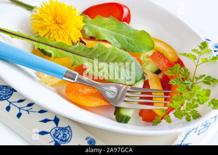 Frischer Salat mit verschiedenen essbaren Blumen Stockfoto