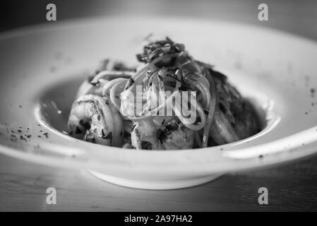 Köstliche hausgemachte italienische Pasta mit frischem Gemüse und Garnelen Stockfoto