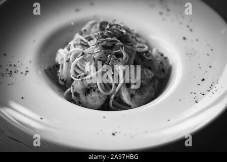 Köstliche hausgemachte italienische Pasta mit frischem Gemüse und Garnelen Stockfoto