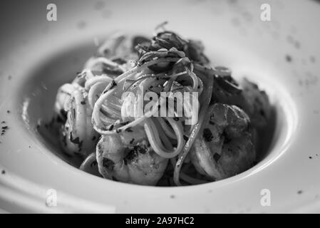Köstliche hausgemachte italienische Pasta mit frischem Gemüse und Garnelen Stockfoto