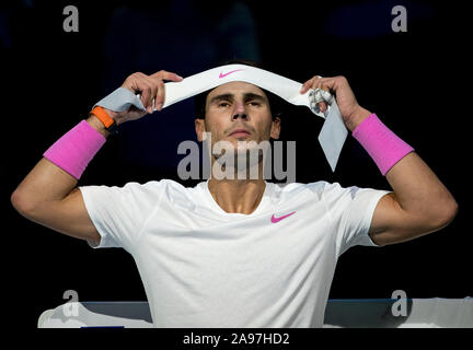 London, Großbritannien. 13 Nov, 2019. Rafa "Rafael" Nadal (Spanien) ändert seine Kopfbügel nach dem 2. Satz während der Tag 4 der Nitto ATP-Finale in London Tennis 2019 in der O2, London, England am 13. November 2019. Foto von Andy Rowland. Credit: PRiME Media Images/Alamy leben Nachrichten Stockfoto