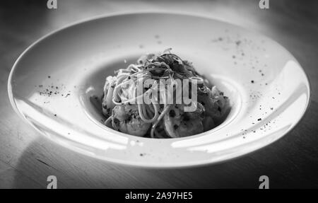 Köstliche hausgemachte italienische Pasta mit frischem Gemüse und Garnelen Stockfoto