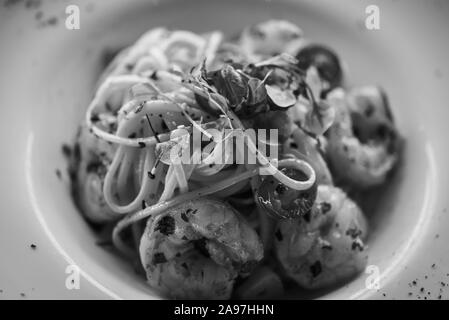 Köstliche hausgemachte italienische Pasta mit frischem Gemüse und Garnelen Stockfoto